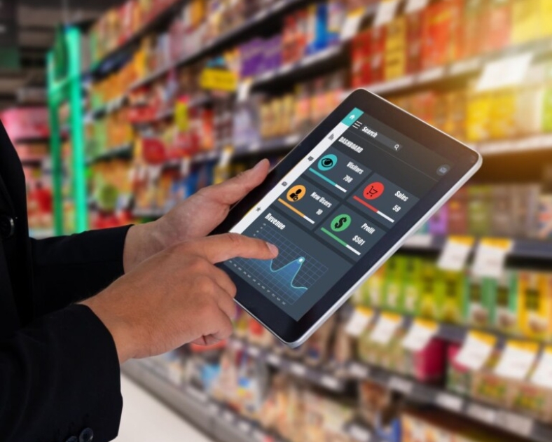 Une personne tapote sur une tablette tactile pour voir le prix etc backoffice