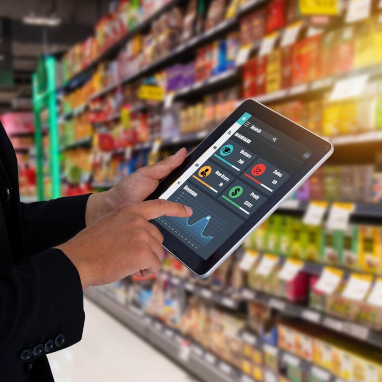 Une personne tapote sur une tablette tactile pour voir le prix etc backoffice